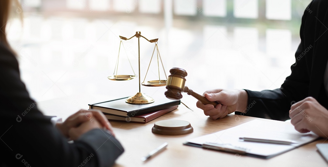 Negócios e advogados discutindo documentos contratuais