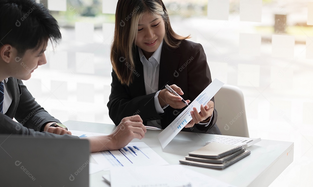 Reunião de empresários para encontrar ideias analíticas apontando para o gráfico