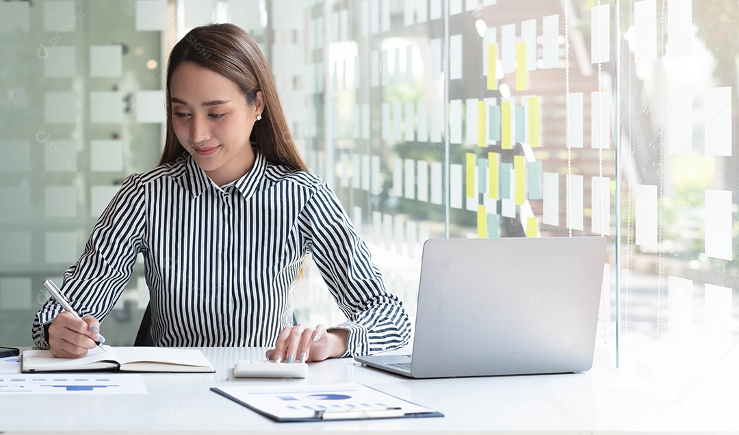 Mulher de negócios usando calculadora para fazer finanças matemáticas