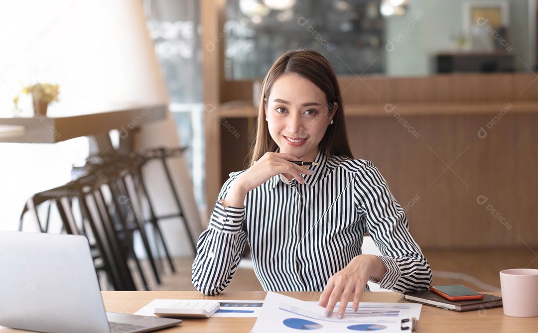 Encantadora empresária asiática trabalhando com um laptop no escritório