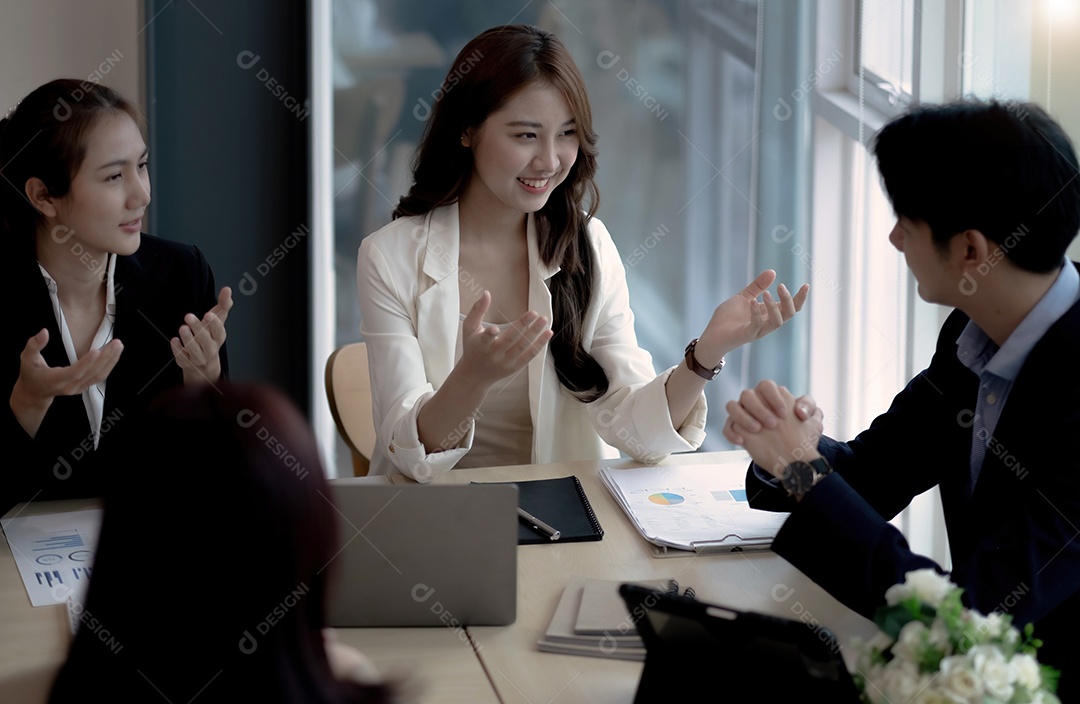 Tomando grandes decisões. Jovem mulher bonita gesticulando