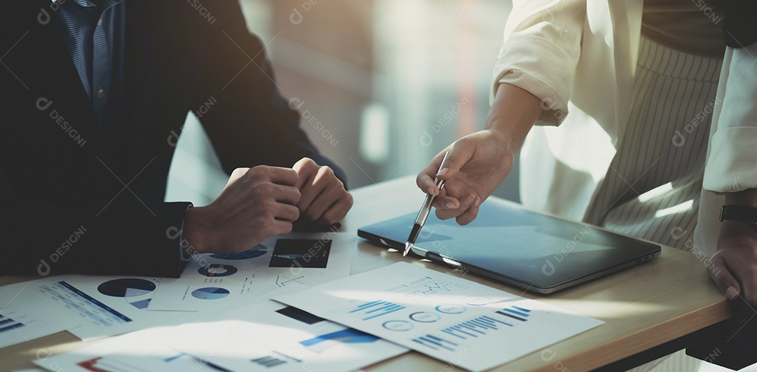 Pessoas de negócios que se encontram no escritório escrevendo em notas autoadesivas.