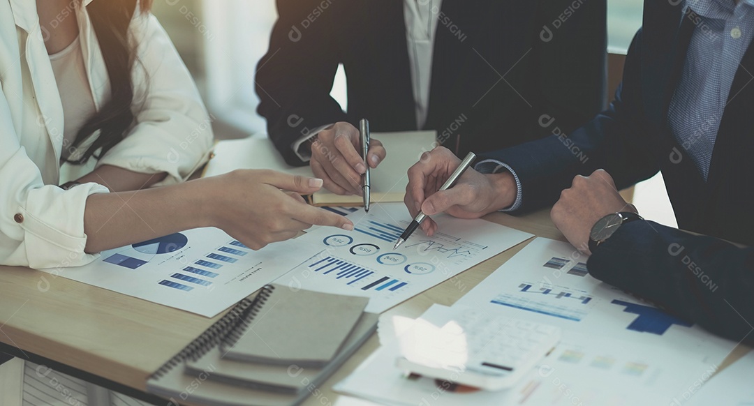 Empresários conversando discutindo de análises de planejamento com colegas de trabalho