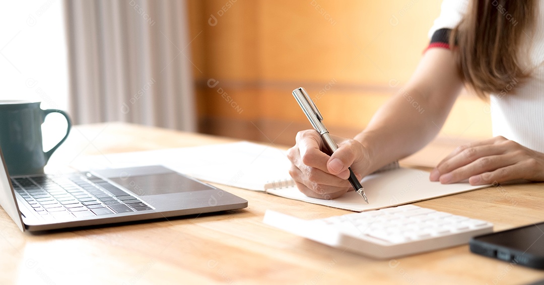 Secretária fazendo o relatório calculando o saldo.