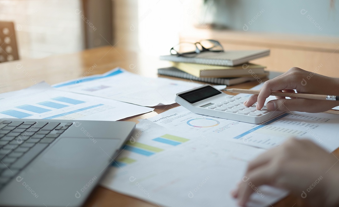 Mulher inspetora financeira e secretária fazendo cálculo de relatório