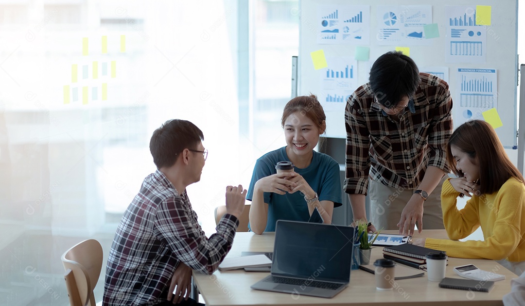 Equipe de negócios de inicialização em reunião no interior moderno e brilhante do escritório