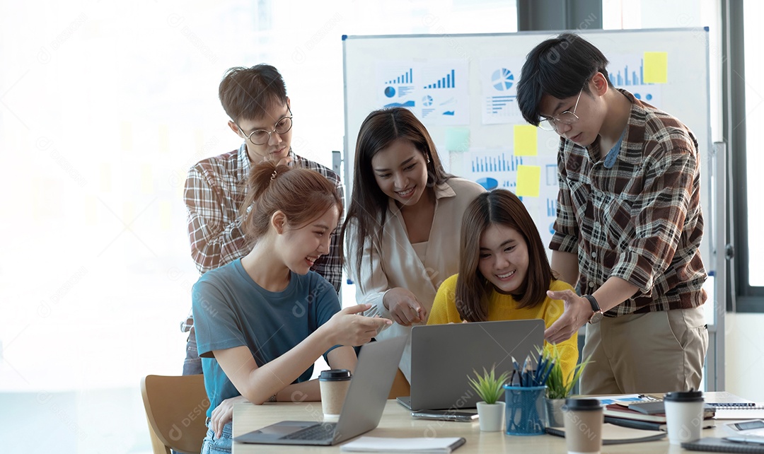 Jovens empresários asiáticos trabalhando juntos no escritório