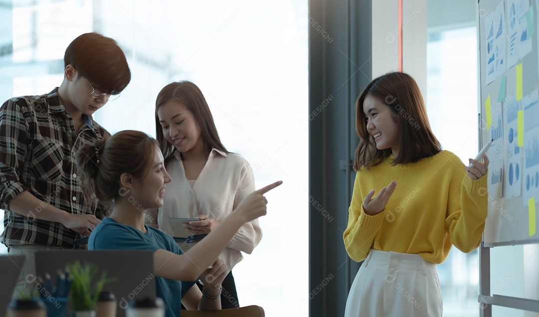 O chefe ouve o pessoal da equipe na reunião.