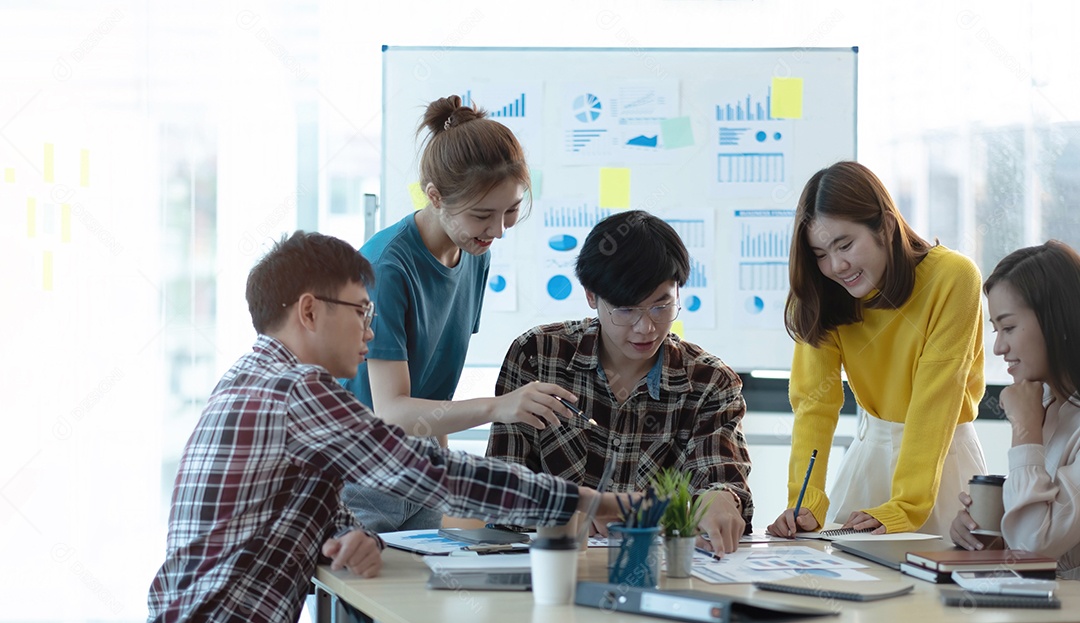 Grupo de empresários de sucesso na sala de reuniões.