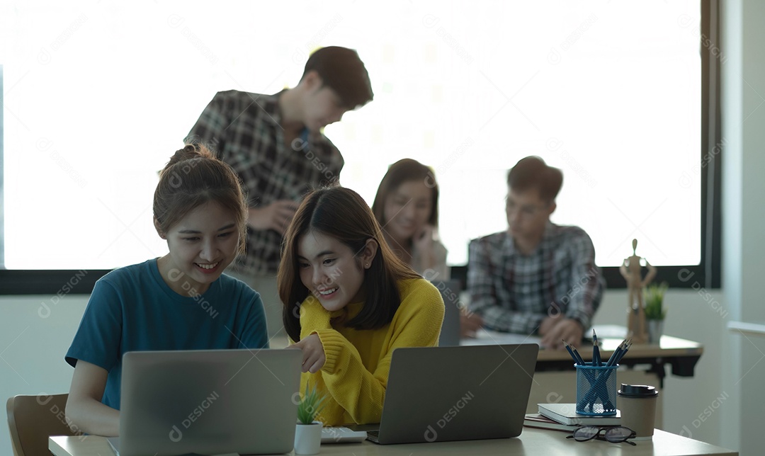 Equipe de negócios discutindo e debatendo ideias sobre marketing na sala de reuniões casuais.