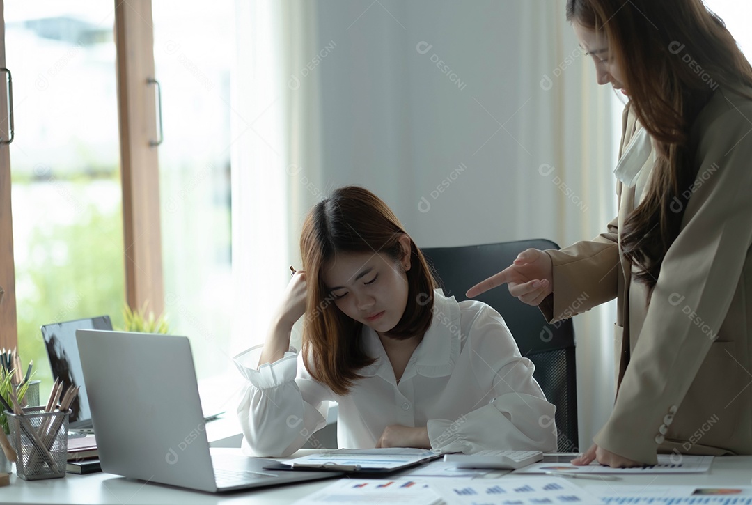 Um supervisor descontente tentando entender os números do relatório financeiro.