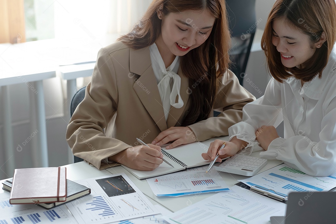 Jovens empresárias asiáticas trabalham juntas para análise do trabalho no escritório.