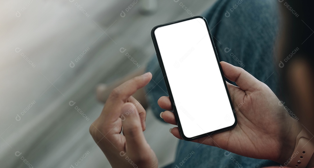Homem usando Smartphone. Telefone celular de tela em branco para gráficos