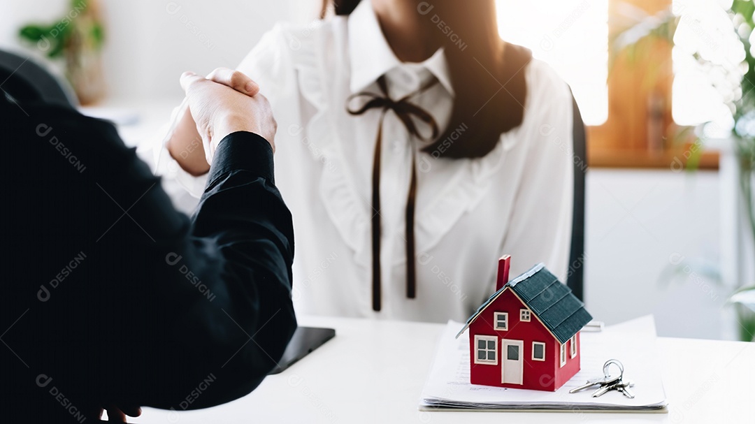 Reunião e aperto de mão do agente e do cliente após bom negócio