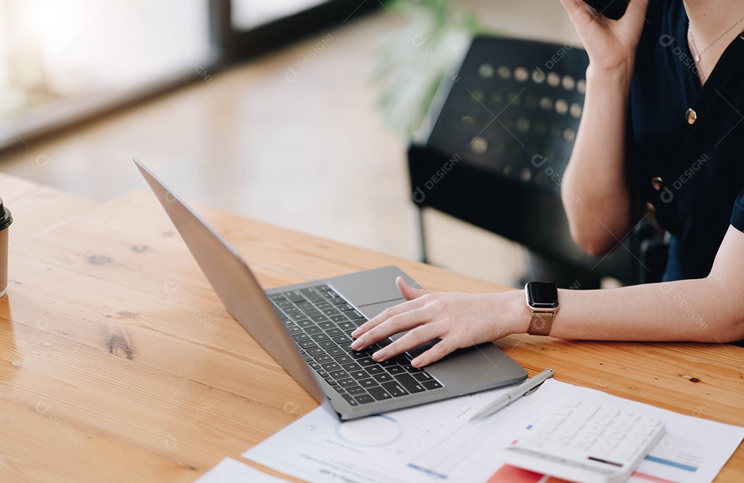 Mulher de negócios que trabalha em finanças e contabilidade