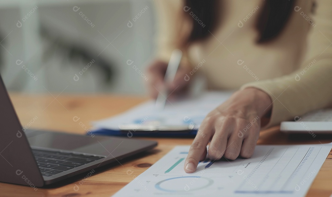 Mulher de negócios que trabalha em finanças e contabilidade