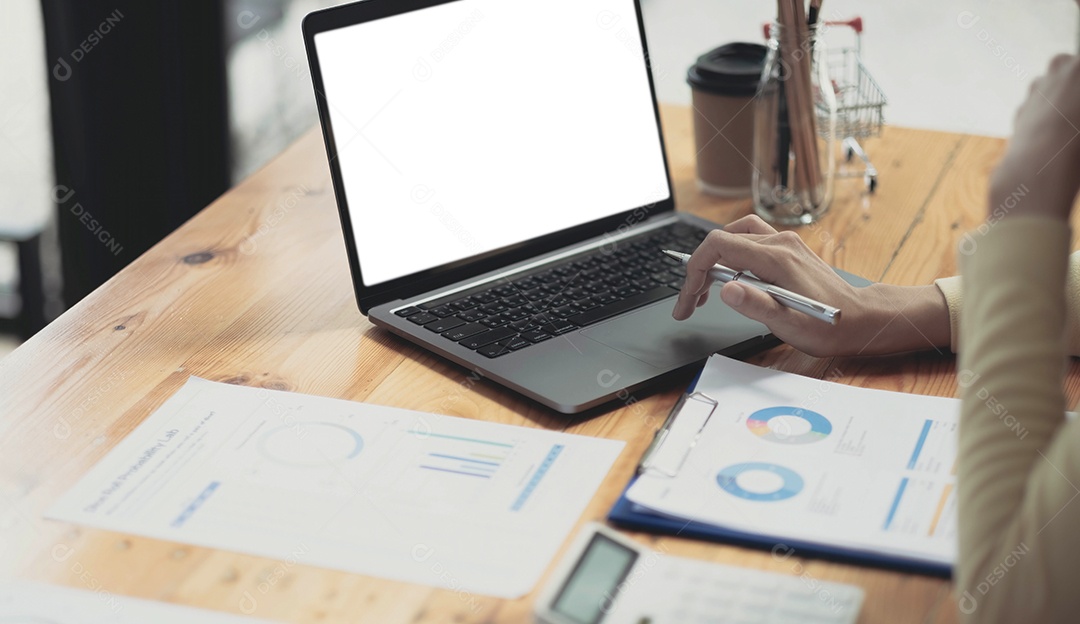 Inspetor financeiro de homem de negócios administrador e secretário fazendo relatório