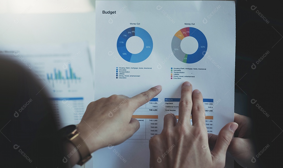 Reunião do consultor de negócios asiáticos para analisar e discutir