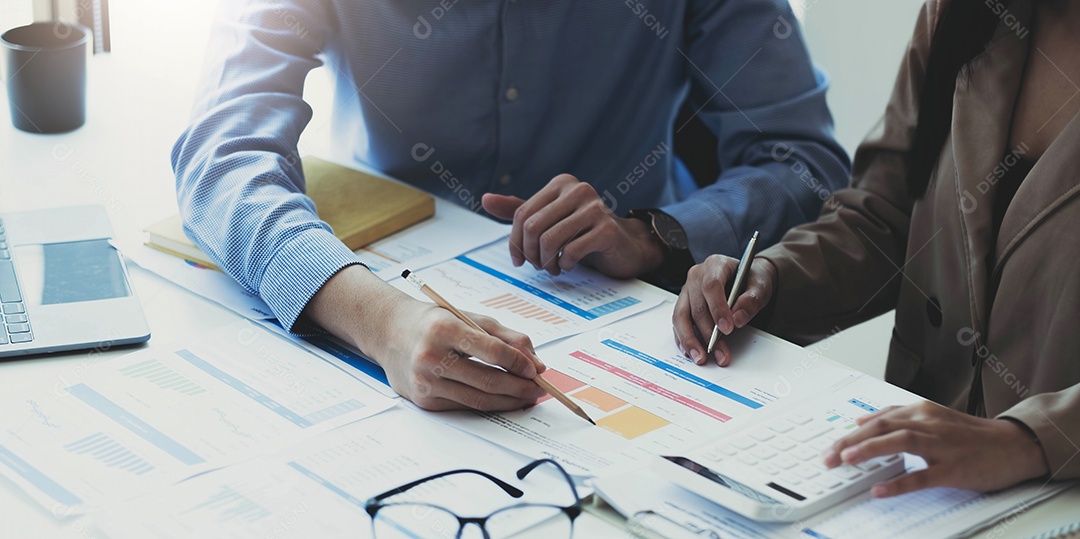 Reunião de empresários asiáticos descrevendo o histórico de emprego