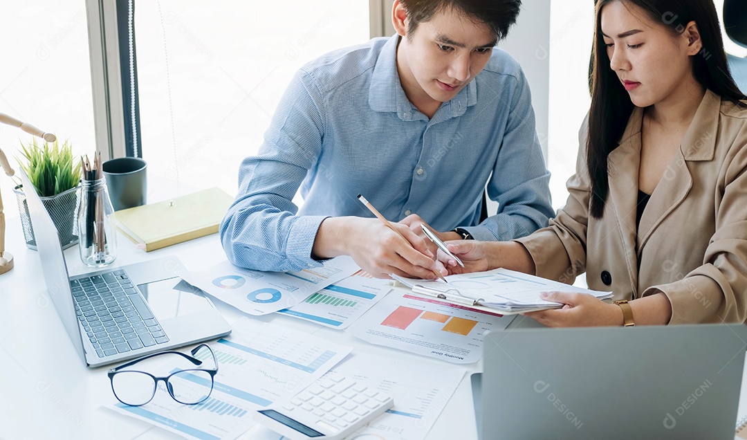 Empresário e contador verificando documento de dados na guia digital