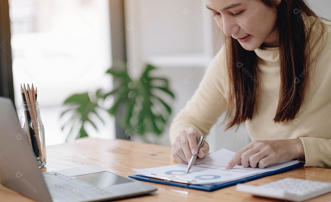 Mulher de negócios usando calculadora para fazer finanças matemáticas