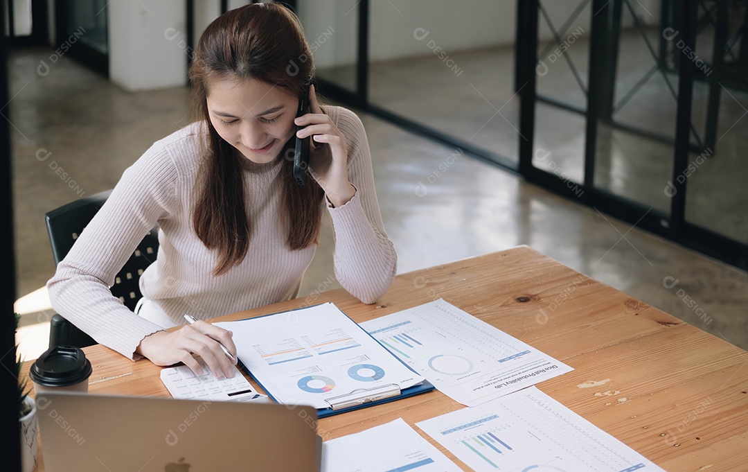 Mulher jovem trabalhando com gráficos financeiros
