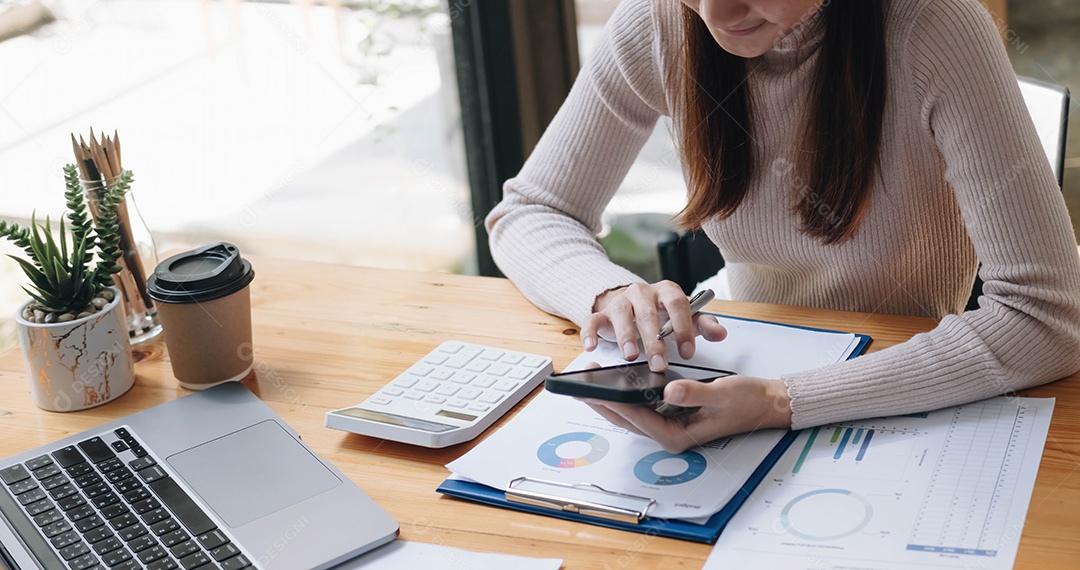Mulher jovem trabalhando com gráficos financeiros