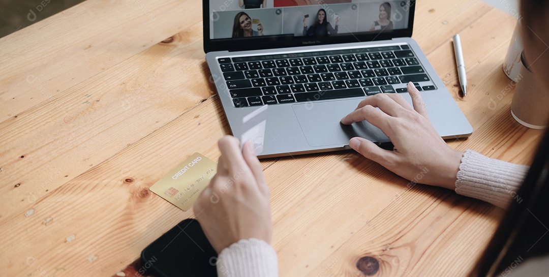 Mulher usando computador e comprando com cartão de crédito