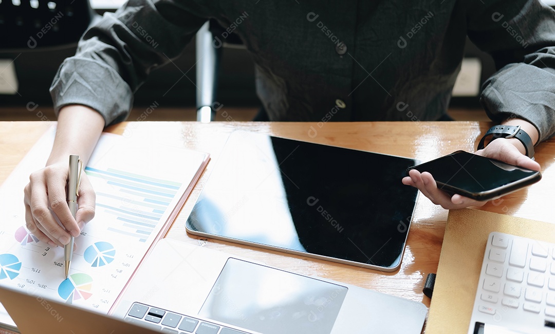 Caneta de mulher apontando gráfico