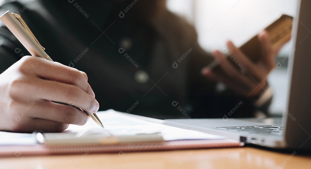 Caneta de mulher apontando gráfico