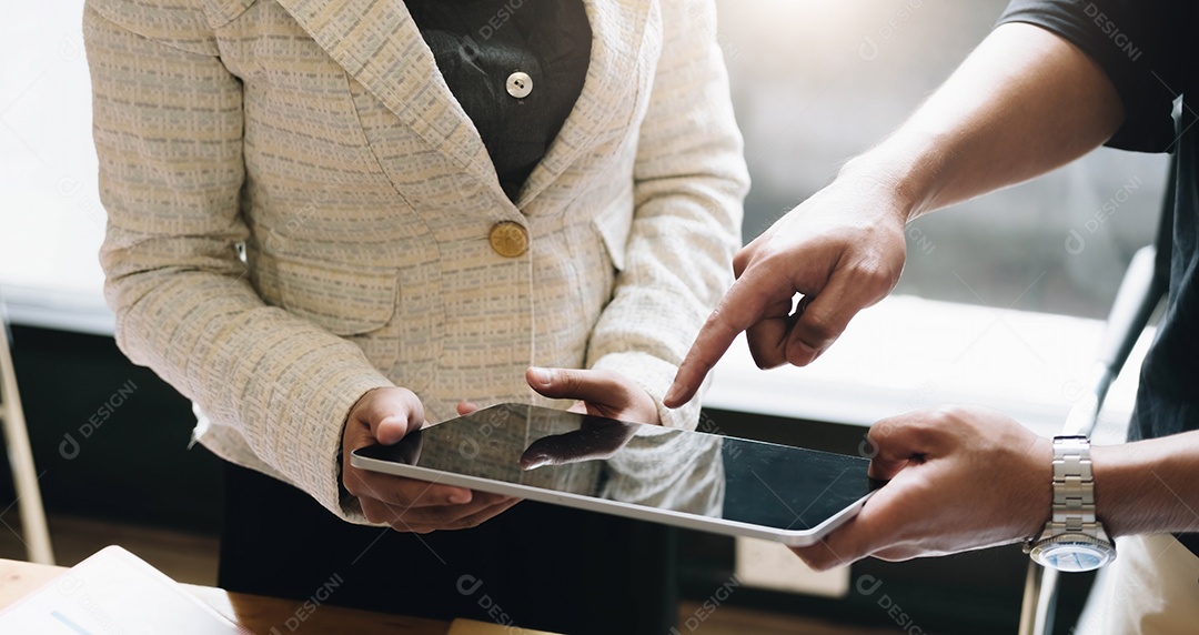 Empresário segurando canetas e segurando papel