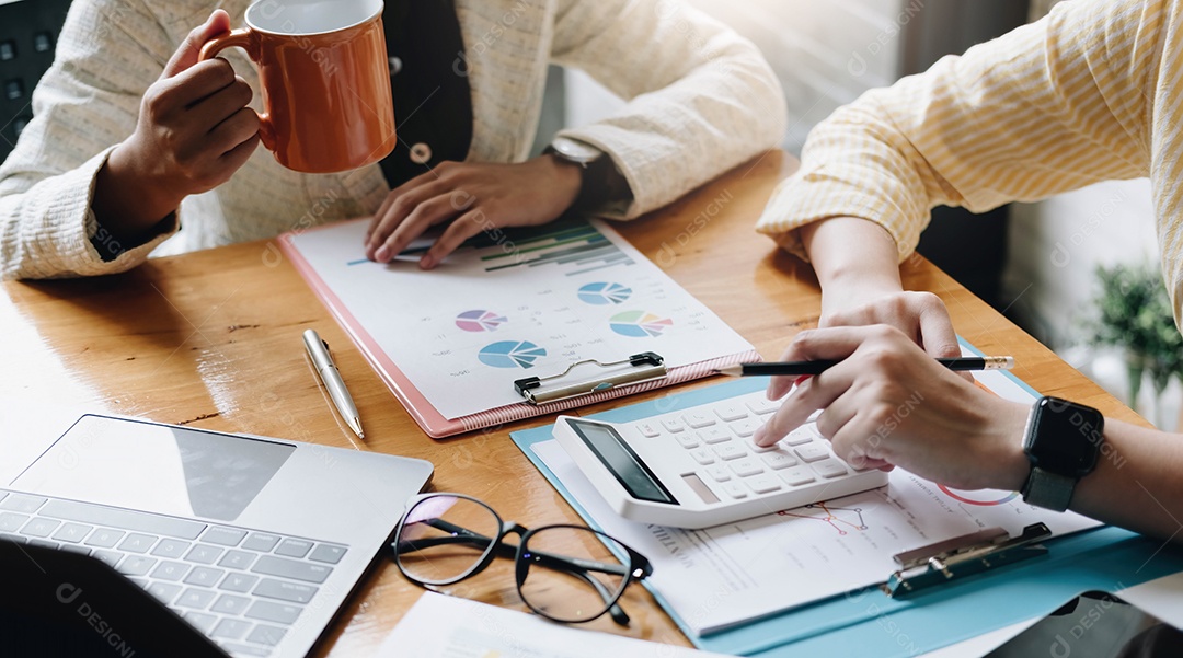 Reunião de empresários para discutir a situação no mercado