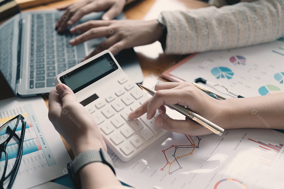 Empresário e o parceiro usando calculadora e laptop