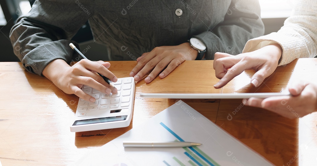 Consulta da equipe de gestores de fundos e discussão sobre análise