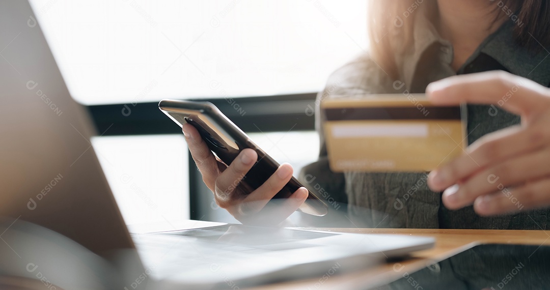 Pagamento online, mãos de mulher segurando smartphone e usando cartão de crédito