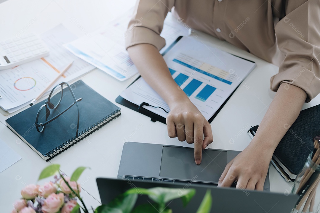 Mulher usando laptop, digitando no teclado, escrevendo mensagem