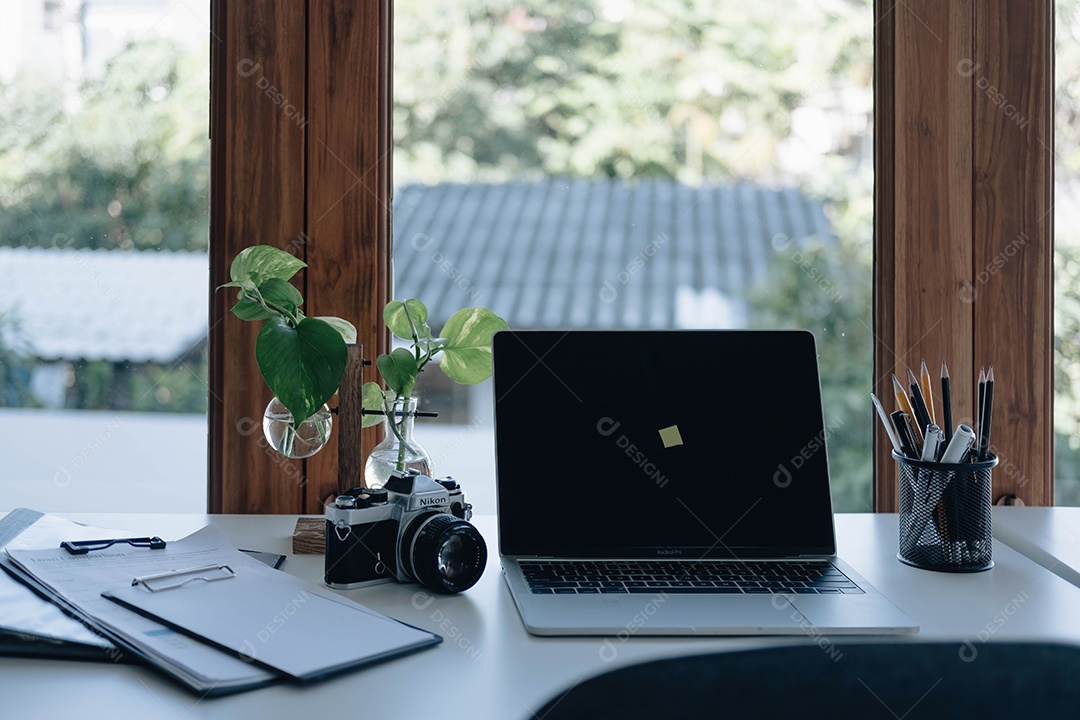 Computador na mesa do escritório