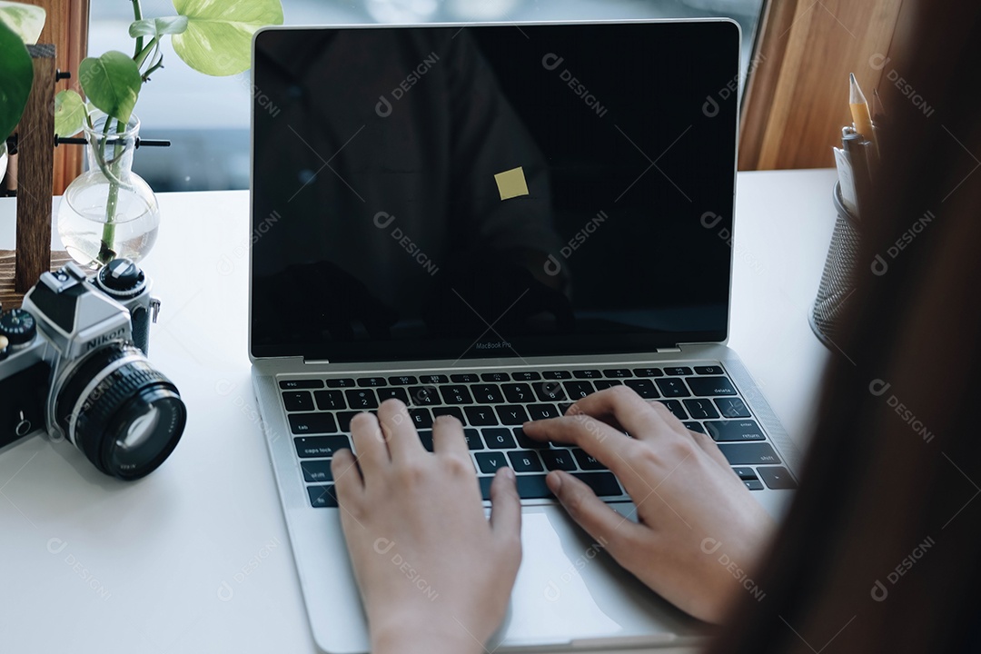 Mulher usando computador no escritório