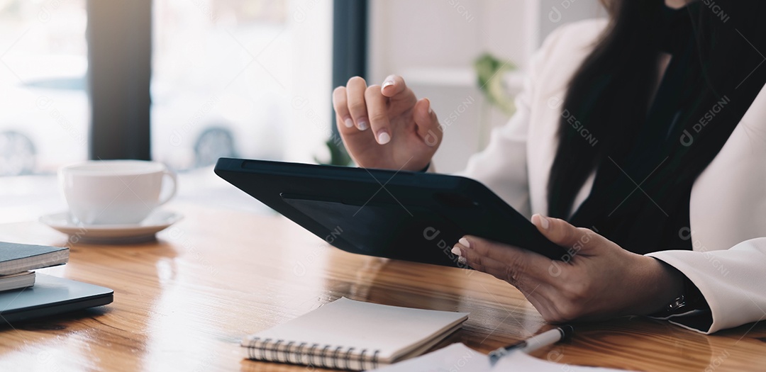 Mulheres asiáticas consultam gerentes de fundos e discutem sobre análise