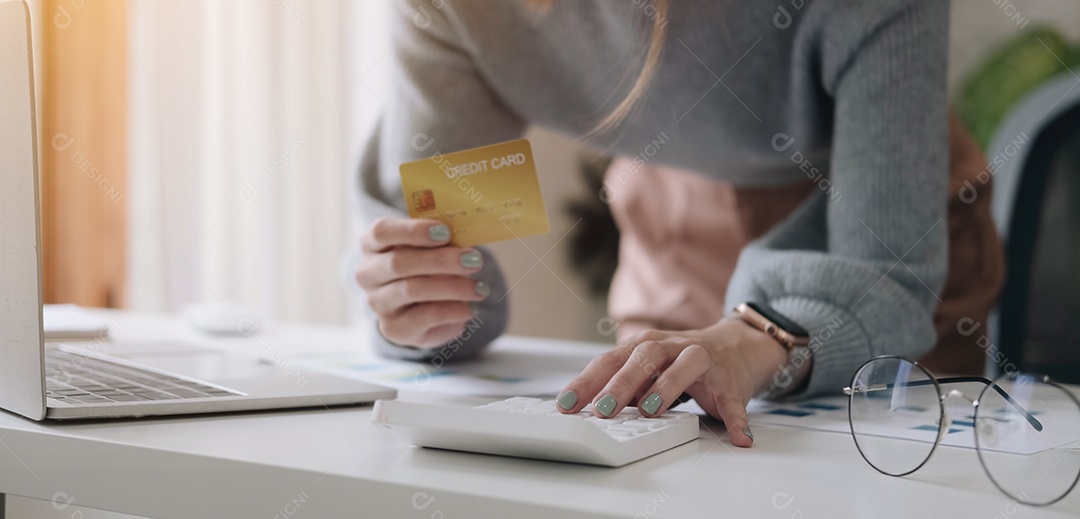 Mulher verificando contas, impostos, saldo da conta bancária