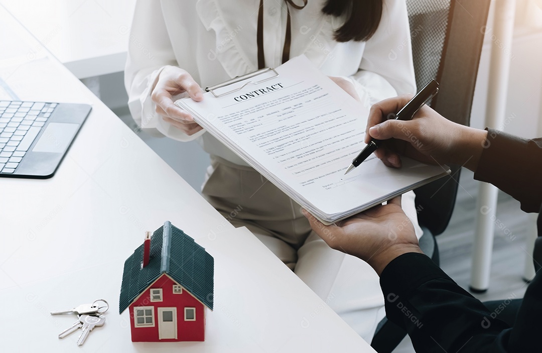 Modelo de casa com agente imobiliário e contrato de cliente para comprar