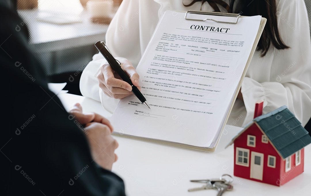 Modelo de casa com agente imobiliário e contrato de cliente para comprar