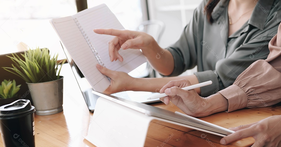 Empresária segurando canetas e segurando papel estão se reunindo para planejar