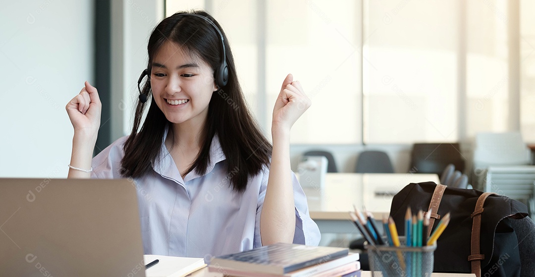 Jovem feliz comemorando videochamada no laptop