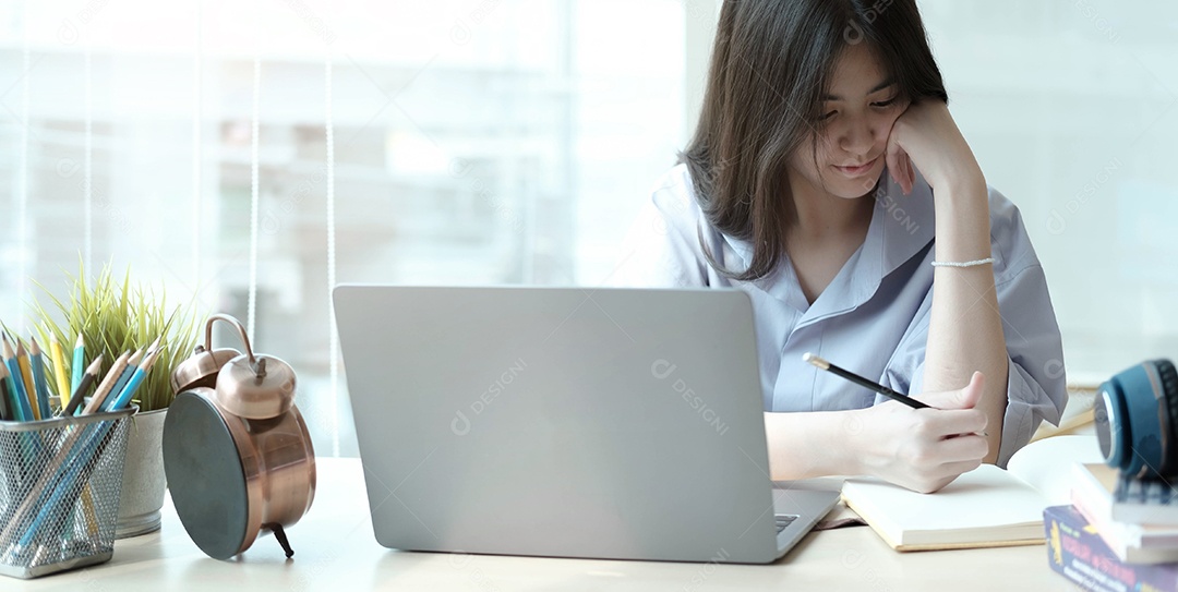 Mulher atraente escrevendo no bloco de notas enquanto assiste