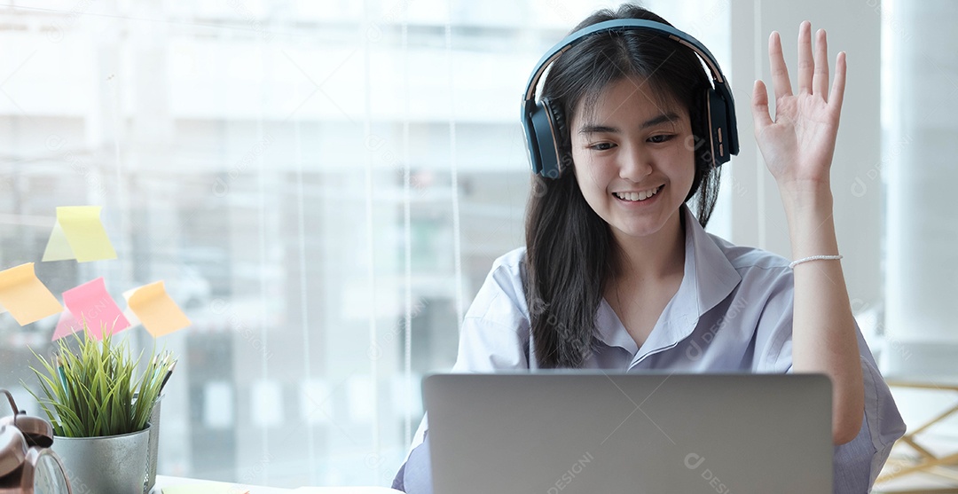 Aluna da escola garota feliz usando fones de ouvido