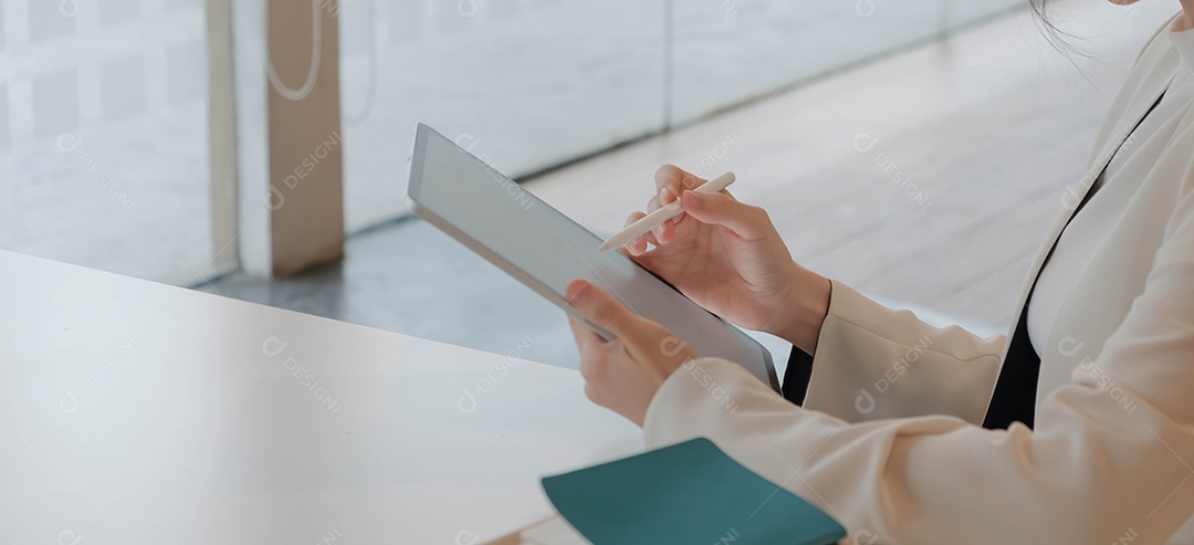 Mulher de negócios trabalhando com caneta stylus em tablet digital