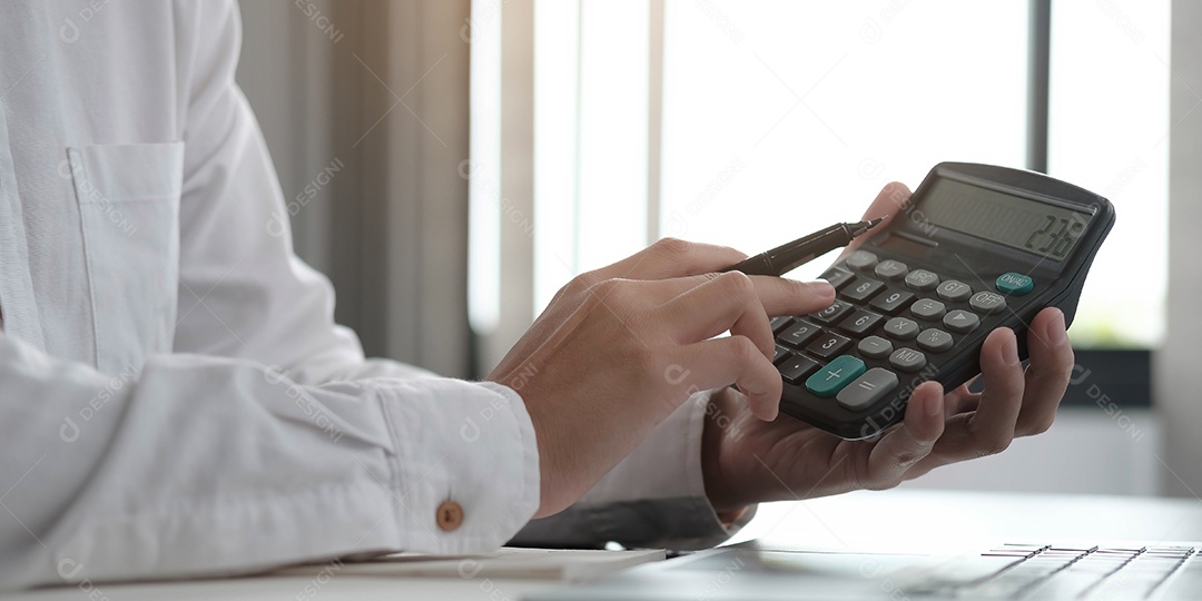 Mulher de negócios usando calculadora e laptop para fazer matemática