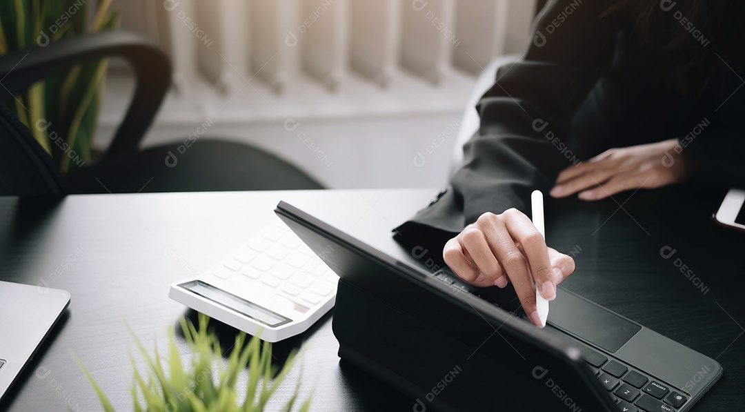 Empresária usa um tablet digital para verificar dados financeiros.