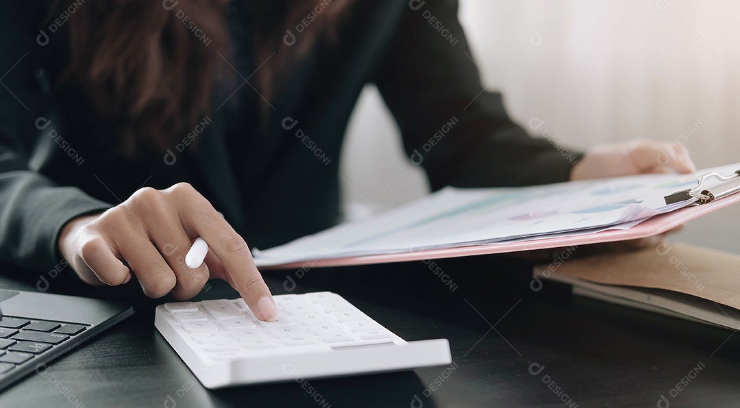 Mulher de negócios usando calculadora e laptop para fazer matemática